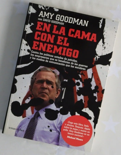 En la cama con el enemigo contra los políticos untados de petróleo, los empresarios que se benefician de las guerras y los medios de comunicación que los encubren