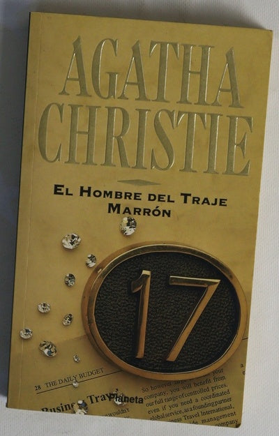 El hombre del traje marrón