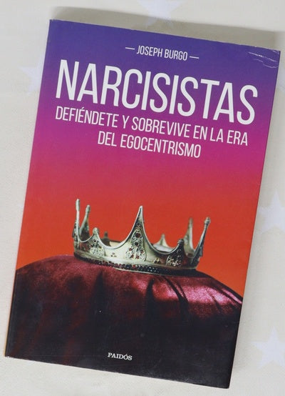 Narcisistas : defiéndete y sobrevive en la era del egocentrismo