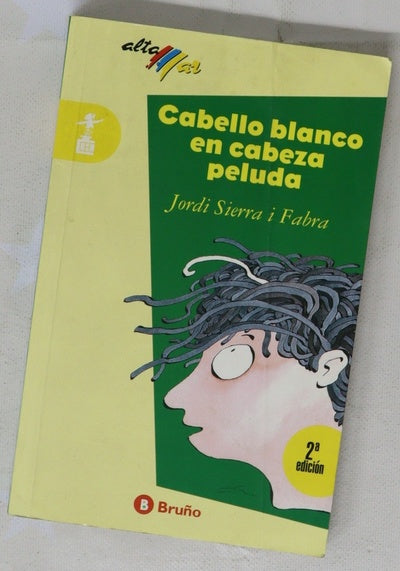 Cabello blanco en cabeza peluda