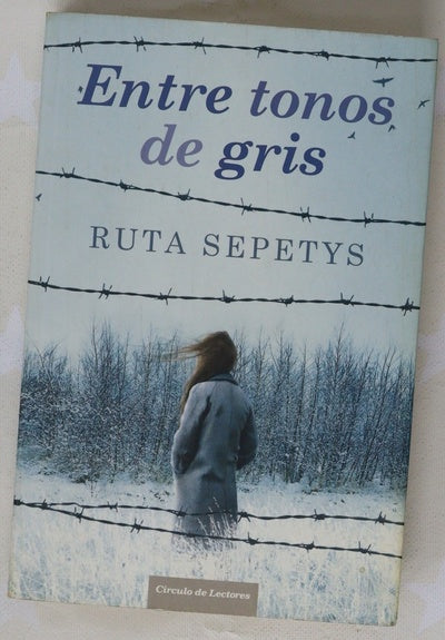 Entre tonos de gris
