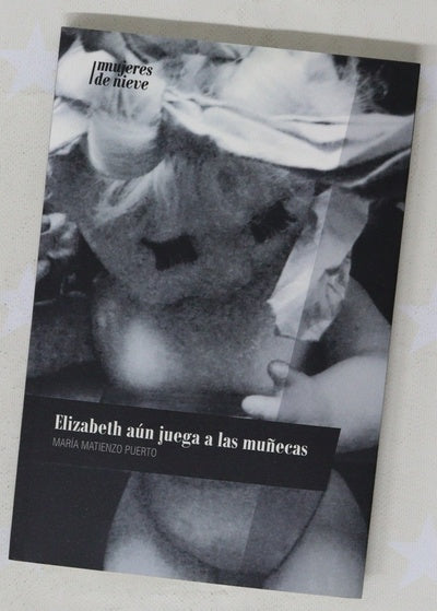 Elizabeth aún juega a las muñecas
