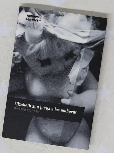 Elizabeth aún juega a las muñecas