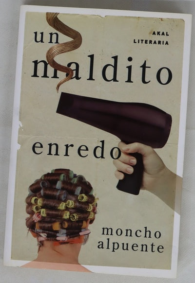 Un maldito enredo
