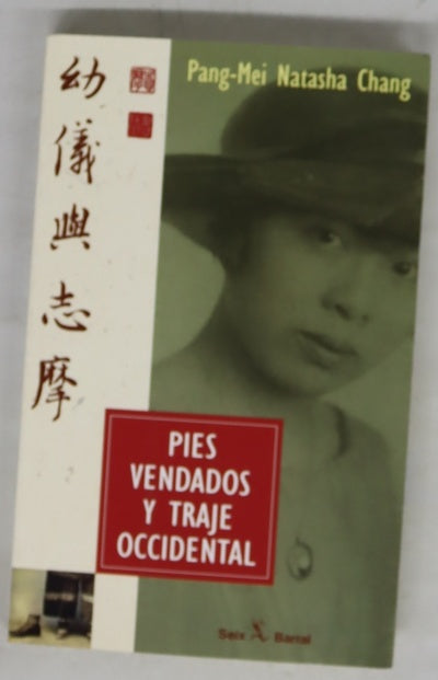 Pies vendados y traje occidental