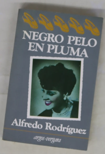 Negro pelo en pluma