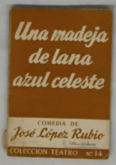 Una madeja de lana azul celeste