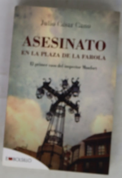 Asesinato en la plaza de la farola : el primer caso del inspector Monfort
