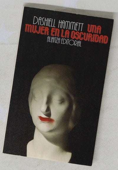 Una mujer en la oscuridad: novela de un idilio peligroso