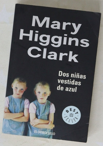 Dos niñas vestidas de azul