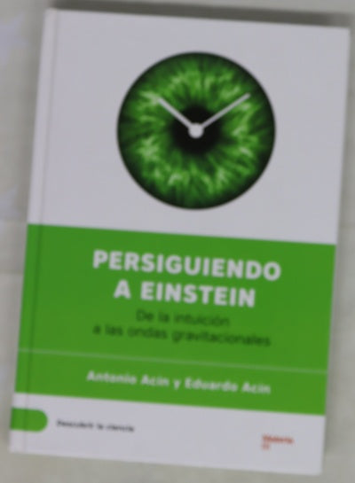 Persiguiendo a Einstein : de la intuición a las ondas gravitacionales