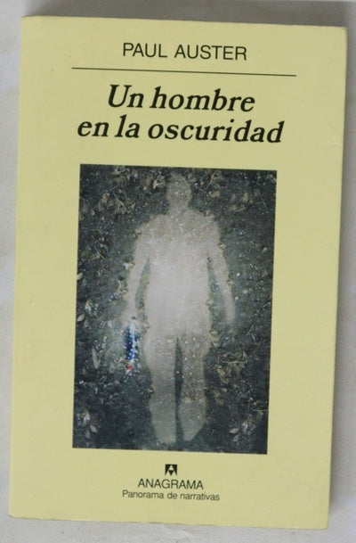 Un hombre en la oscuridad