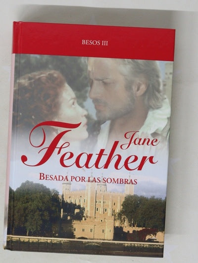 Besada por las sombras
