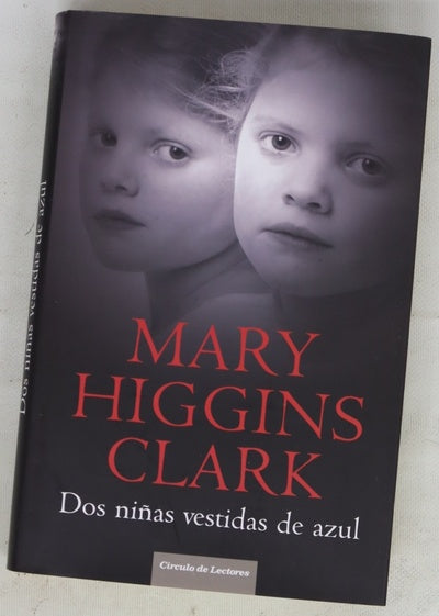 Dos niñas vestidas de azul
