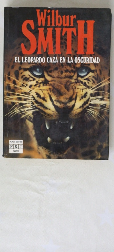 El leopardo caza en la oscuridad