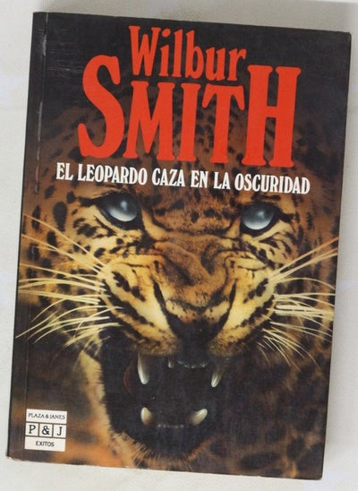 El leopardo caza en la oscuridad