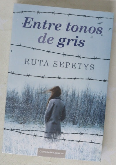Entre tonos de gris