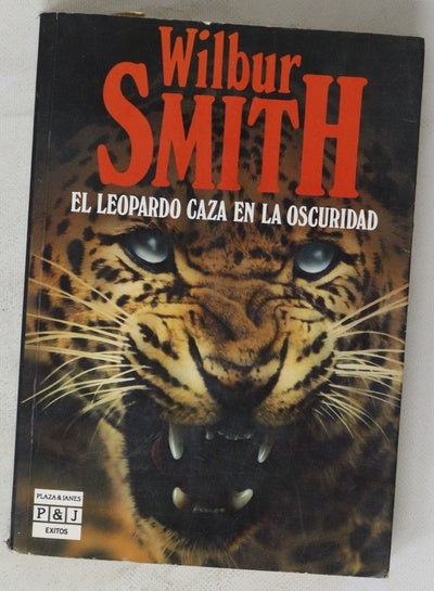 El leopardo caza en la oscuridad