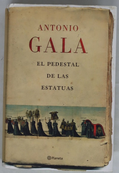 El pedestal de las estatuas