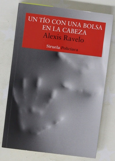 Un tío con una bolsa en la cabeza