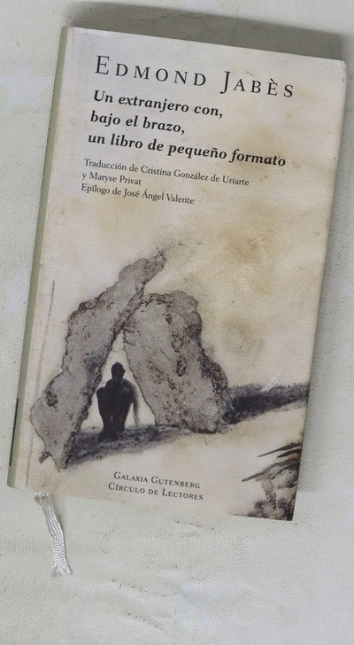 Un extranjero con, bajo el brazo, un libro de pequeño formato