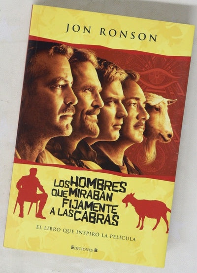 Los hombres que miran fijamente a las cabras