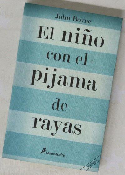 El niño con el pijama de rayas