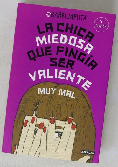 La chica miedosa que fingía ser valiente muy mal