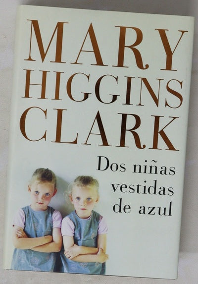 Dos niñas vestidas de azul