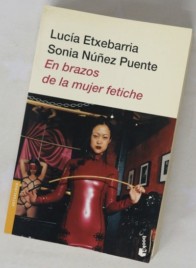 En brazos de la mujer fetiche