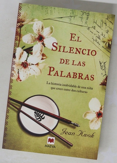 El silencio de las palabras : la historia inolvidable de una niña que crece entre dos culturas.