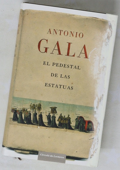 El pedestal de las estatuas