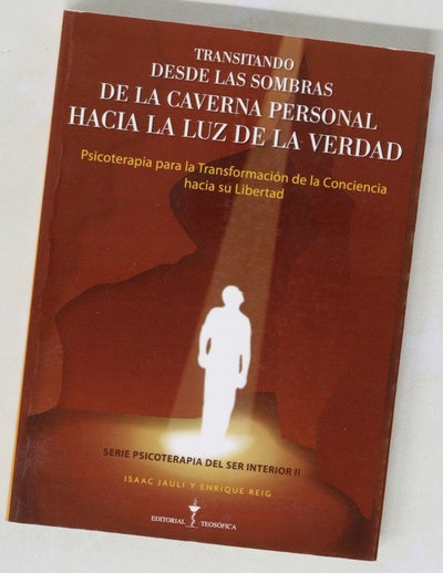 Transitando desde las sombras de la caverna personal hacia la luz de la verdad : la psicoterapia para la transformación de la conciencia hacia su libertad
