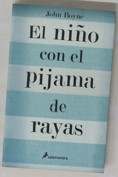 El niño con el pijama de rayas