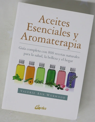 Aceites esenciales y aromaterapia : guía completa con 800 recetas naturales para la salud, la belleza y el hogar