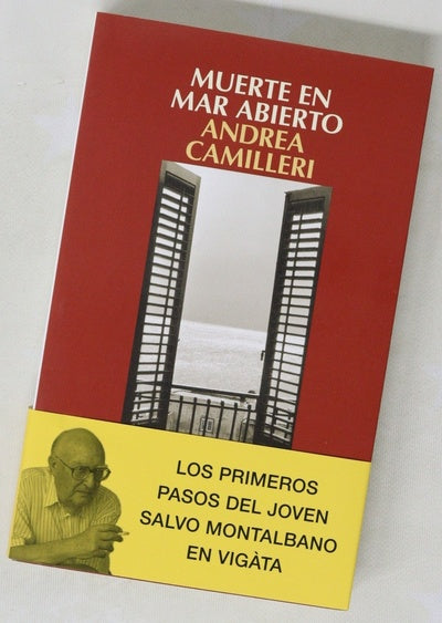 Muerte en mar abierto : y otros casos del joven Montalvano