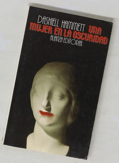 Una mujer en la oscuridad : novela de un idilio peligroso
