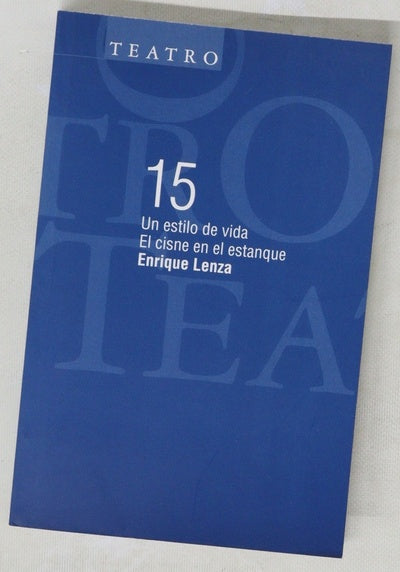 Un estilo de vida El cisne en el estanque