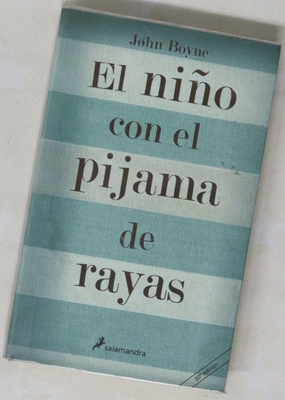 El niño con el pijama de rayas