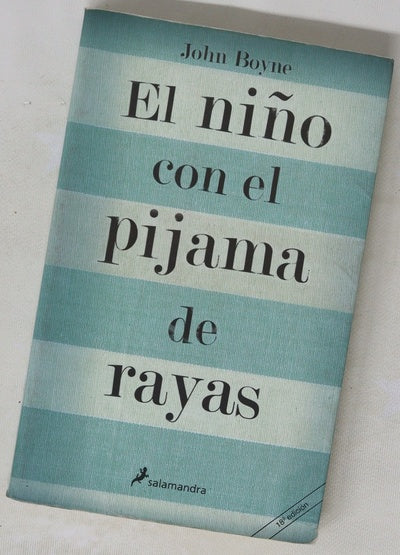 El niño con el pijama de rayas