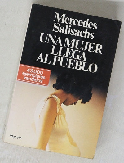 Una mujer llega al pueblo