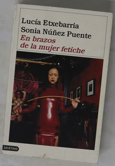 En brazos de la mujer fetiche
