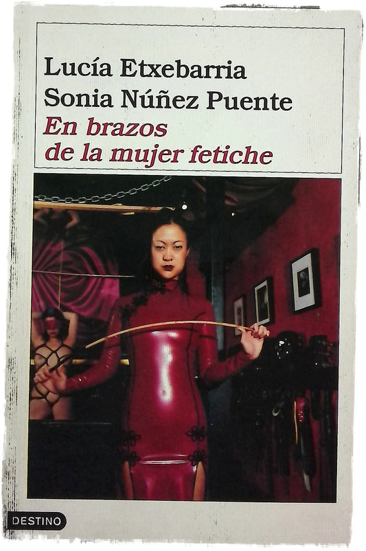 En brazos de la mujer fetiche