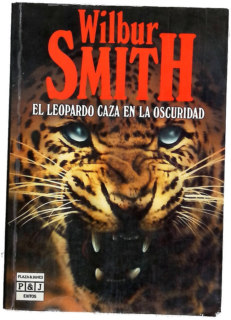 El leopardo caza en la oscuridad