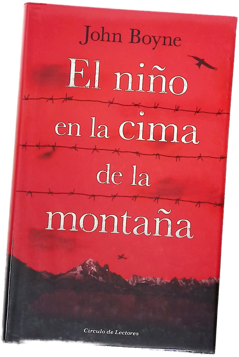 El niño en la cima de la montaña