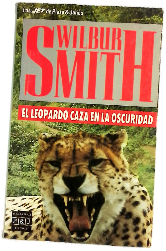 El leopardo caza en la oscuridad