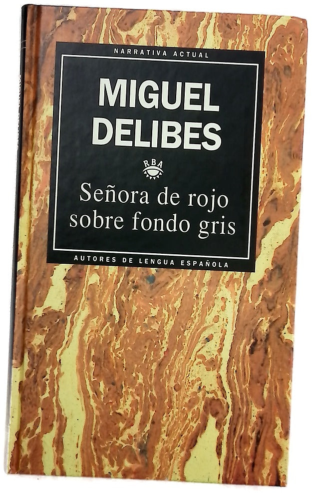 Señora de rojo sobre fondo gris