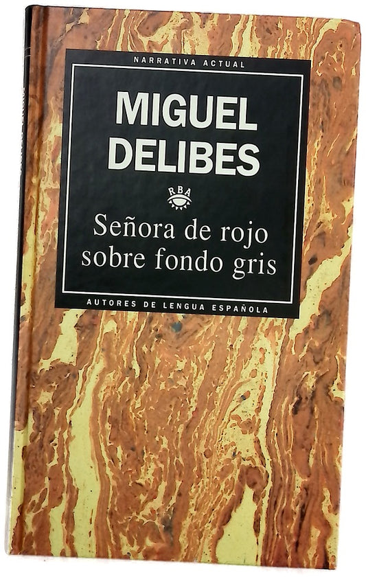 Señora de rojo sobre fondo gris