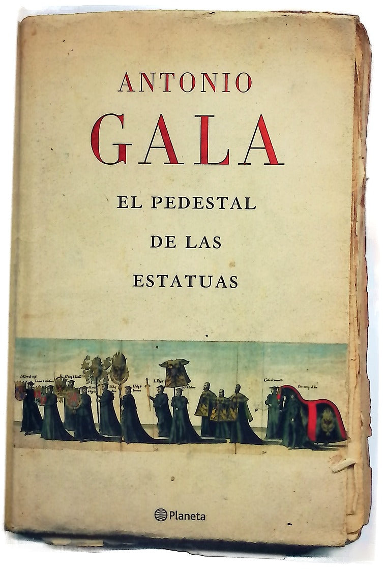 El pedestal de las estatuas