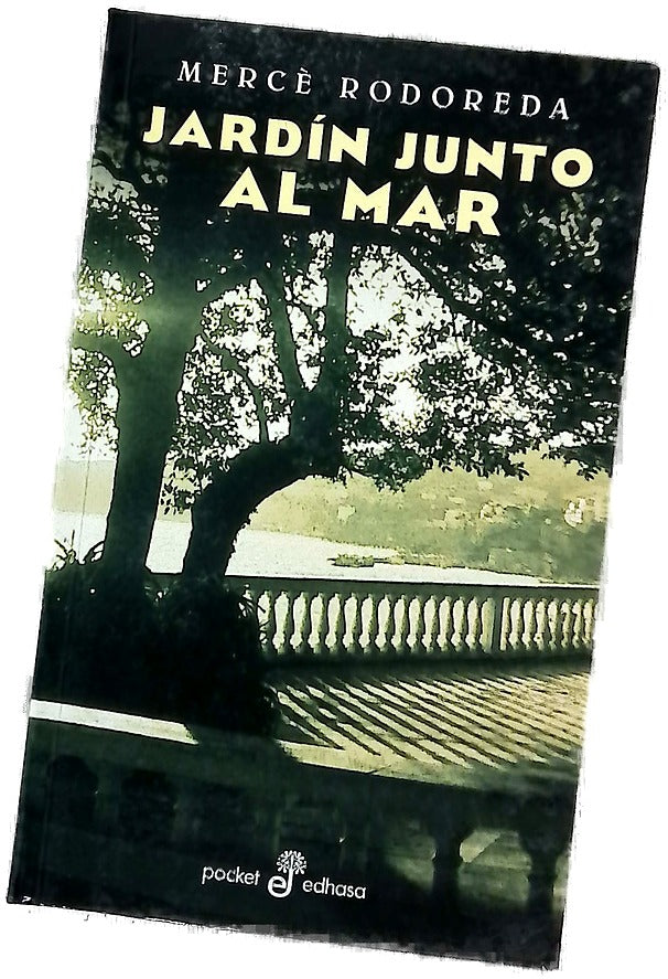 Jardín junto al mar